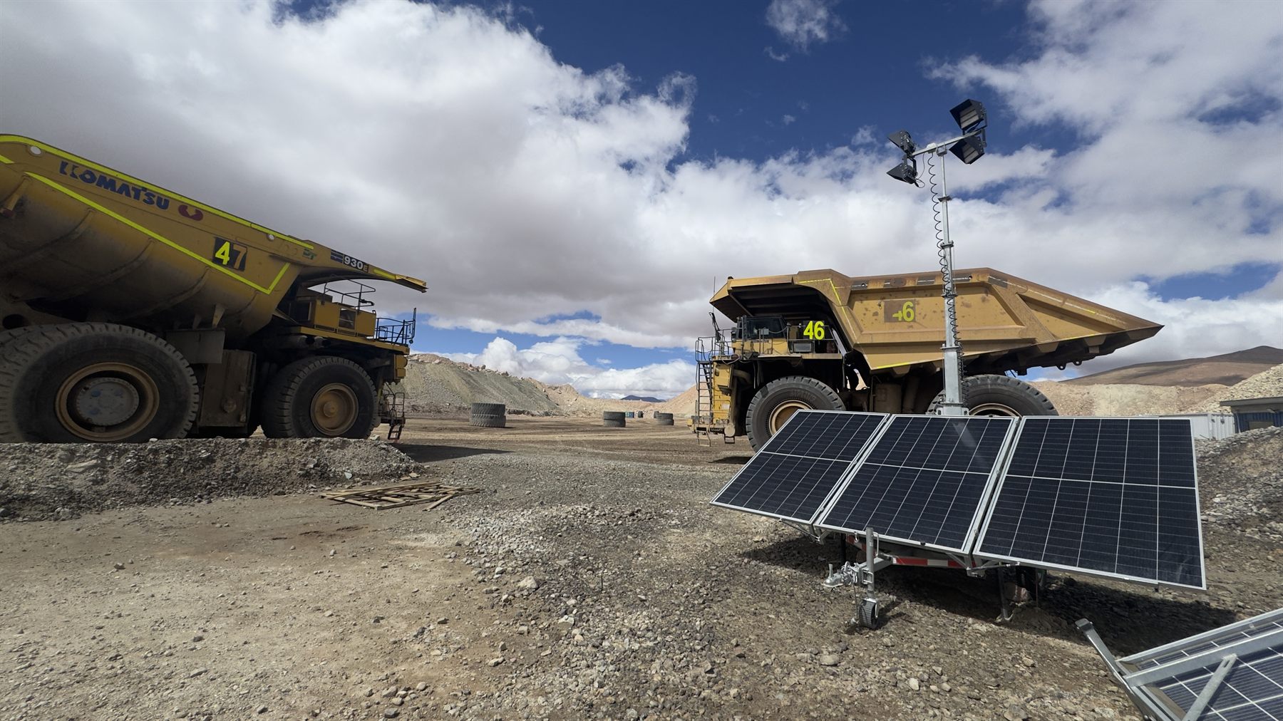Equipos solares autónomos BSN operando junto a camiones de gran minería en faena en Chile