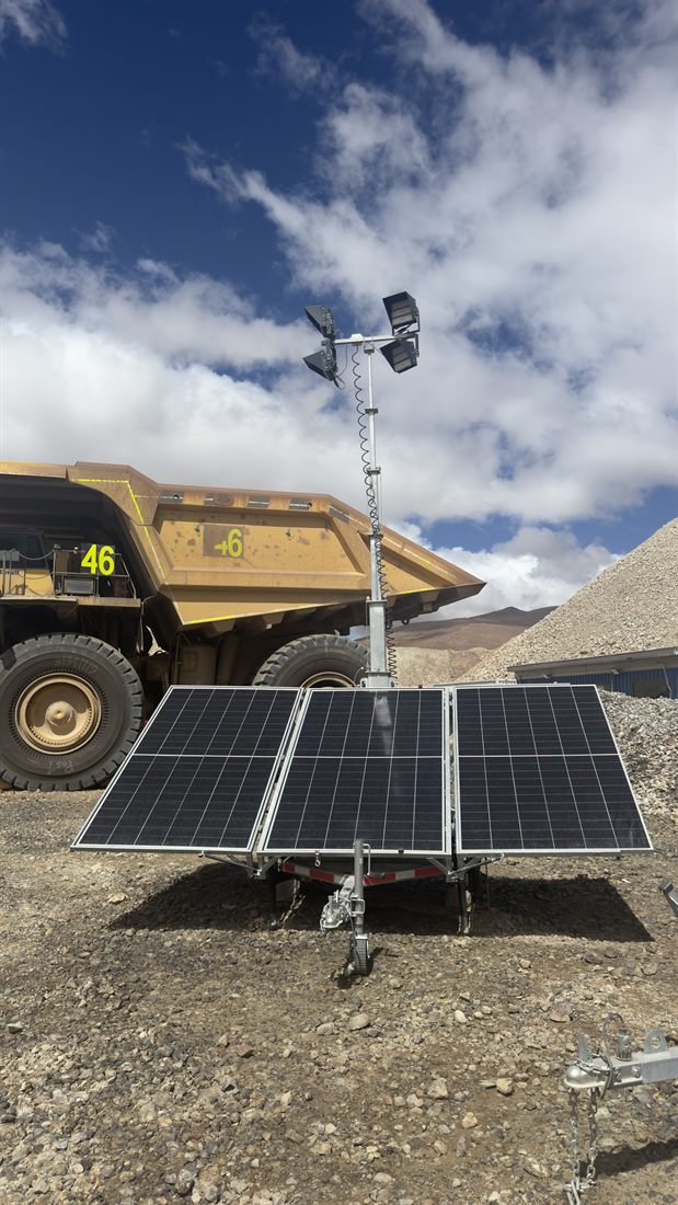 Torre solar autónoma BSN junto a camión minero en operación de faena