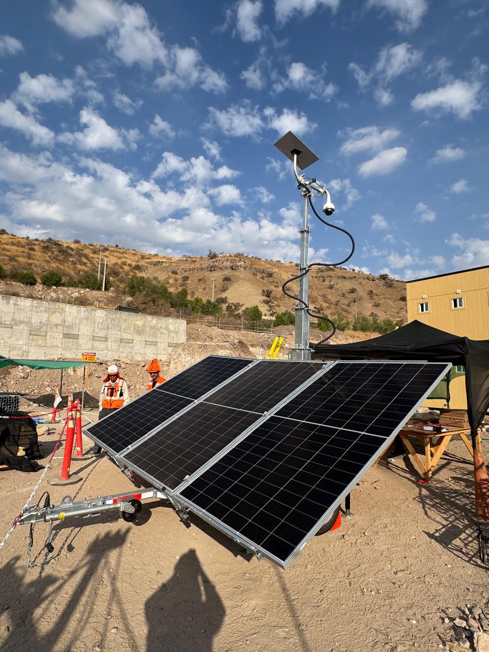 Torre solar BSN con cámara de vigilancia CCTV y antena Starlink en terreno